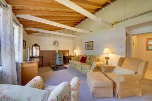 Rustic Retreat Across from Lake; Family Friendly!