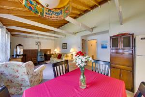 Rustic Retreat Across from Lake; Family Friendly!