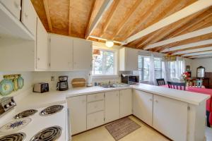 Rustic Retreat Across from Lake; Family Friendly!