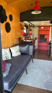 Tiny Haus roter Wagen
