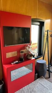 Tiny Haus roter Wagen