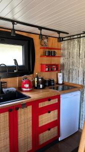 Tiny Haus roter Wagen