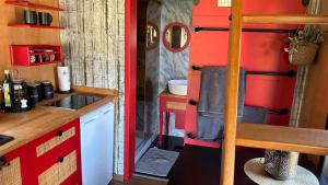 Tiny Haus roter Wagen