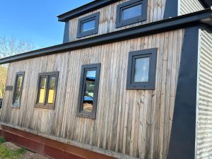 Tiny Haus roter Wagen