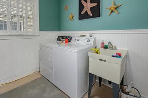 Luxurious Beach Block 4-Bdrm House for the whole family - prices reduced!!