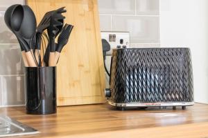 Spacious 3BR Apt Guests 6 Parking Central Leeds