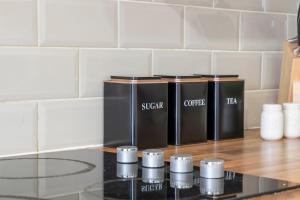 Spacious 3BR Apt Guests 6 Parking Central Leeds