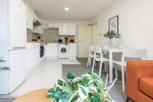 Spacious 3BR Apt Guests 6 Parking Central Leeds