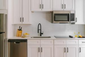 LIVN Millennium Park Downtown Chicago Superior 1BR