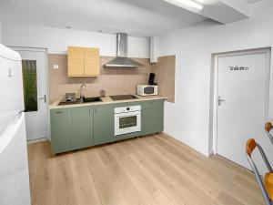 LX120 T2 au pied de la Cité vue sur les remparts