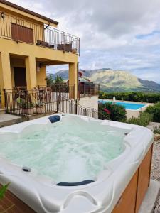 Sicilian Villa 5 BR Pool Jacuzzi Gym Sauna