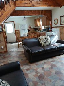 Deluxe Cabin #8 with Jacuzzi on Patoka Lake in Southern Indiana