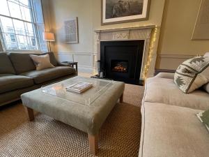 Stylish Georgian Main Door Apartment