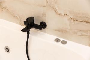 Almond Jacuzzi Suites - Private Indoor Hot Tub