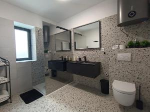 BugenVila , Central 3BR Home with Garden & BBQ