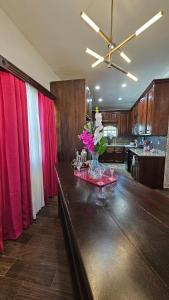 Pink Heist Glam House with Dress-Up Photo Room