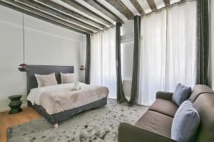 UrbanFlat 69 - Authentic Parisian Home in the Center of Paris