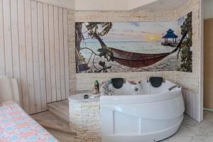Couples Apartment with Jacuzzi - Near the Lake