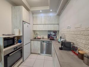 Couples Apartment with Jacuzzi - Near the Lake