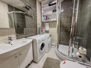 Couples Apartment with Jacuzzi - Near the Lake