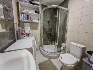 Couples Apartment with Jacuzzi - Near the Lake