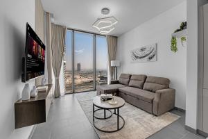 Modern 1BR - The Crest - Gym, Pool & Parking