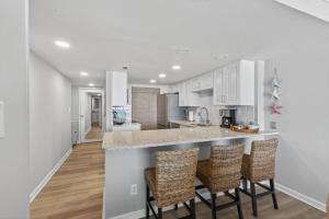 Beachfront Condo Pool Surfing Fishing EW 205