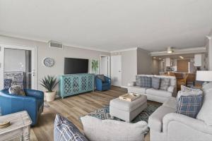 Beachfront Condo Pool Surfing Fishing EW 205