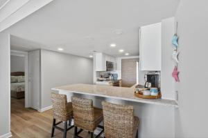 Beachfront Condo Pool Surfing Fishing EW 205