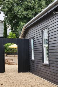 The Garden Cottage convenient, central stay with parking