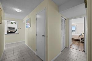 Oceanfront Beach Condo, Pool, Gym, Fishing Surfing