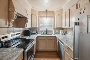 Walk to Dining and Art University District Gem!