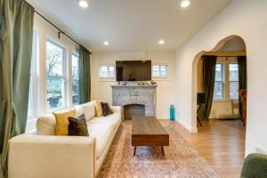 Walk to Dining and Art University District Gem!