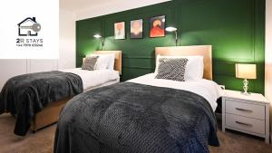 Luton Contractor friendly - Parking - fast WiFi - Airport - M1 - Sleeps 9