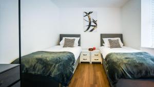Luton Contractor friendly - Parking - fast WiFi - Airport - M1 - Sleeps 9
