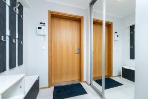 Quiet 2BR Steps from Old Town, Parking garage