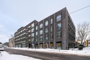 Quiet 2BR Steps from Old Town, Parking garage