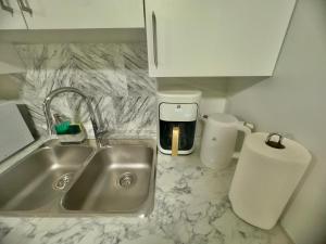 Airport Getaway- 4 mins from Airport