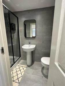 Spacious 6-Bed Home With 4 Parking Spaces