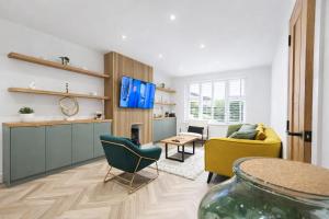 Spacious Hove Home with Free Parking, Hot Tub, 2 Baths and Large Garden by Bluehouse Shortlets Brighton