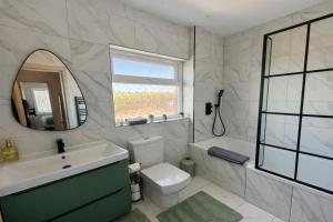 Spacious Hove Home with Free Parking, Hot Tub, 2 Baths and Large Garden by Bluehouse Shortlets Brighton