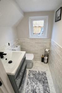 Spacious Hove Home with Free Parking, Hot Tub, 2 Baths and Large Garden by Bluehouse Shortlets Brighton