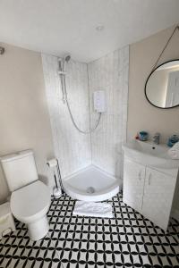 Spacious Hove Home with Free Parking, Hot Tub, 2 Baths and Large Garden by Bluehouse Shortlets Brighton