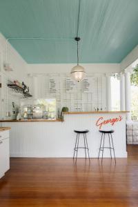 Deluxe Queen at the Curry Mansion - Parking & Heated Pool!