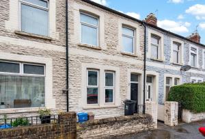 Stylish 2 bedroom house in Roath with Private Patio!