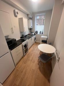 2 Bed Ground Floor Apt - outdoor access in Strood F2