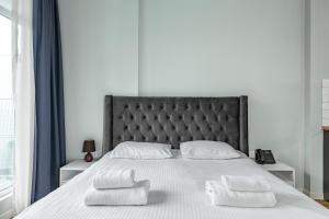White Sails Sea View & Pool Apartment