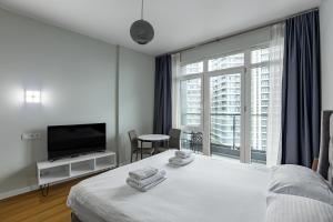 White Sails Sea View & Pool Apartment
