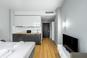 White Sails Sea View & Pool Apartment