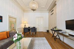 6 rooms Votivpark